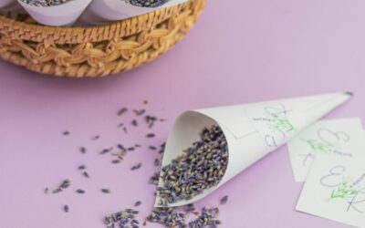 Ihr findet auf meinem Blog Inspiration, ehrliche Einblicke und konkrete Tipps rund um eure Hochzeitspapeterie – damit aus euren vielen Ideen am Ende etwas entsteht, das sich nicht nach Vorlage anfühlt, sondern nach euch. DIY Hochzeitskonfetti mit Blüten – Papiertüte für Konfetti selber machen