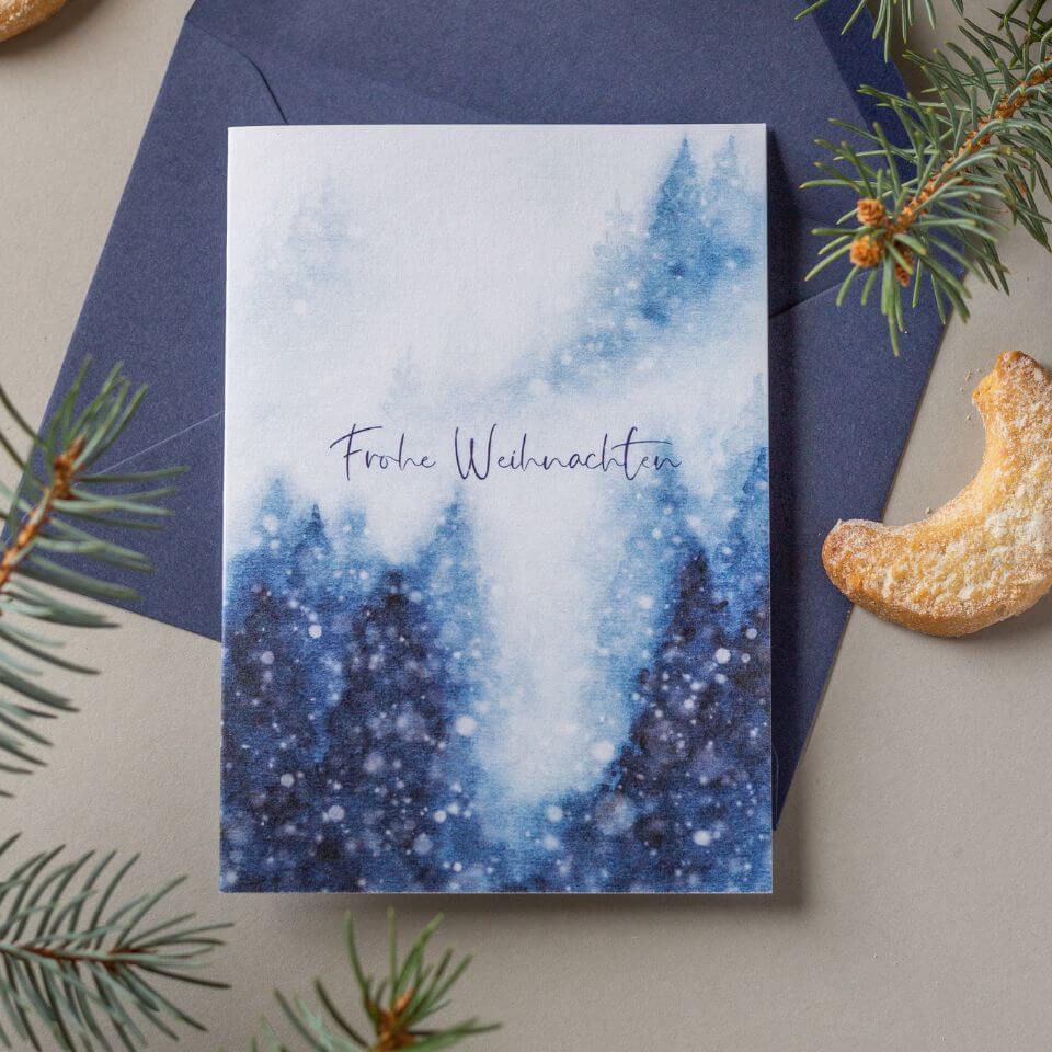 Weihnachtskarte Tannenbäume mit Schneeflocken Licht auf Papier