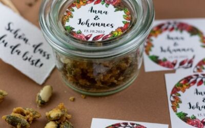 Ihr findet auf meinem Blog Inspiration, ehrliche Einblicke und konkrete Tipps rund um eure Hochzeitspapeterie – damit aus euren vielen Ideen am Ende etwas entsteht, das sich nicht nach Vorlage anfühlt, sondern nach euch. Gastgeschenk für Hochzeit im Herbst selber machen – DIY karamellisierte Kürbiskerne als Gastgeschenk