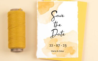 Ihr findet auf meinem Blog Inspiration, ehrliche Einblicke und konkrete Tipps rund um eure Hochzeitspapeterie – damit aus euren vielen Ideen am Ende etwas entsteht, das sich nicht nach Vorlage anfühlt, sondern nach euch. Kreative Texte und Tipps zu Save the Date Karten für eure Hochzeit
