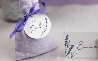 Ihr findet auf meinem Blog Inspiration, ehrliche Einblicke und konkrete Tipps rund um eure Hochzeitspapeterie – damit aus euren vielen Ideen am Ende etwas entsteht, das sich nicht nach Vorlage anfühlt, sondern nach euch. Gastgeschenk für Hochzeit mit Lavendel selber machen – DIY Lavendelsäckchen nähen