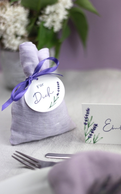 DIY Gastgeschenk für Hochzeit Lavendel Lavendelsäckchen nähen Licht auf Papier