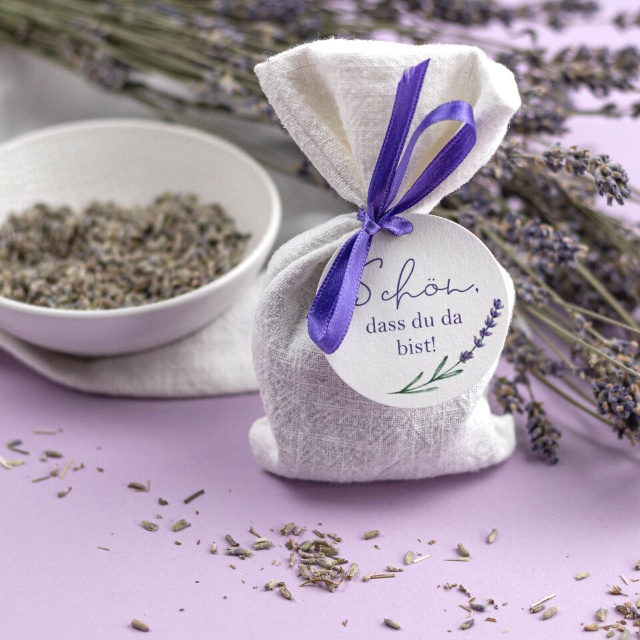DIY Gastgeschenk für Hochzeit Lavendel Lavendelsäckchen nähen Licht auf Papier