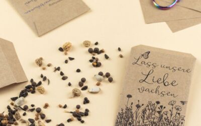 Ihr findet auf meinem Blog Inspiration, ehrliche Einblicke und konkrete Tipps rund um eure Hochzeitspapeterie – damit aus euren vielen Ideen am Ende etwas entsteht, das sich nicht nach Vorlage anfühlt, sondern nach euch. Gastgeschenk Blumensamen für Hochzeit, Taufe, Einschulung selber machen – DIY Gastgeschenk Samentütchen