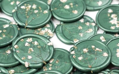 Ihr findet auf meinem Blog Inspiration, ehrliche Einblicke und konkrete Tipps rund um eure Hochzeitspapeterie – damit aus euren vielen Ideen am Ende etwas entsteht, das sich nicht nach Vorlage anfühlt, sondern nach euch. 10 Ideen für Wachssiegel bei der Hochzeit – Inspiration für Hochzeitssiegel