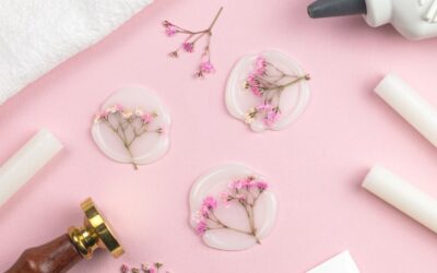 Ihr findet auf meinem Blog Inspiration, ehrliche Einblicke und konkrete Tipps rund um eure Hochzeitspapeterie – damit aus euren vielen Ideen am Ende etwas entsteht, das sich nicht nach Vorlage anfühlt, sondern nach euch. Tipps zu Wachssiegeln für eure Hochzeit – Wie Siegel herstellen und Brief mit Wachssiegel verschicken?