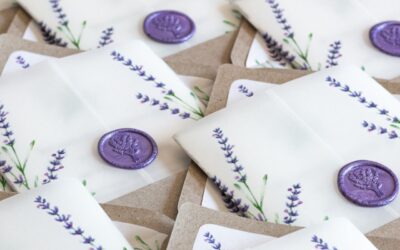 Ihr findet auf meinem Blog Inspiration, ehrliche Einblicke und konkrete Tipps rund um eure Hochzeitspapeterie – damit aus euren vielen Ideen am Ende etwas entsteht, das sich nicht nach Vorlage anfühlt, sondern nach euch. Wann Hochzeitseinladungen verschicken? – Zeitplan für die Papeterie mit Checkliste für eure Hochzeitsplanung