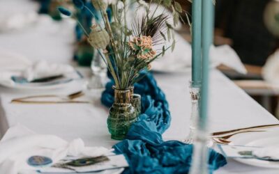 Ihr findet auf meinem Blog Inspiration, ehrliche Einblicke und konkrete Tipps rund um eure Hochzeitspapeterie – damit aus euren vielen Ideen am Ende etwas entsteht, das sich nicht nach Vorlage anfühlt, sondern nach euch. Hochzeit mit Pfauenfedern – Ideen und Inspiration für das außergewöhnliche Hochzeitsmotto Pfau