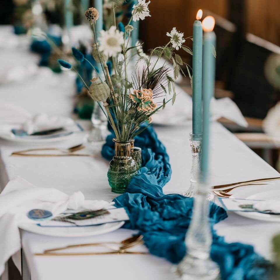 Hochzeit mit Pfauenfedern – Ideen und Inspiration für das außergewöhnliche Hochzeitsmotto Pfau | Licht auf Papier