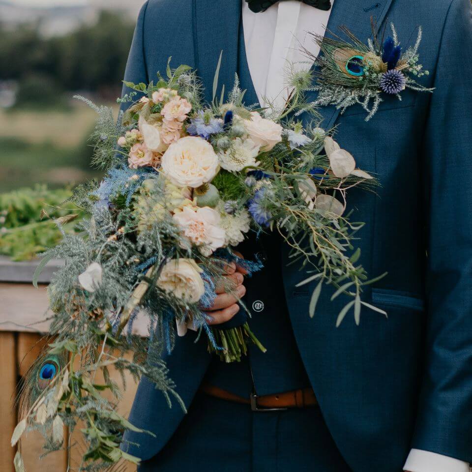 Ideen für Hochzeit in den Bergen Brautstrauß Licht auf Papier