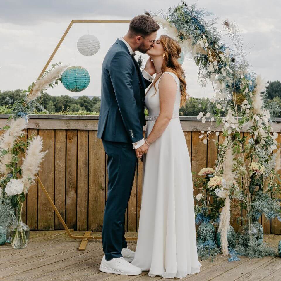 Hochzeit mit Pfauenfedern – Ideen und Inspiration für das außergewöhnliche Hochzeitsmotto Pfau | Licht auf Papier