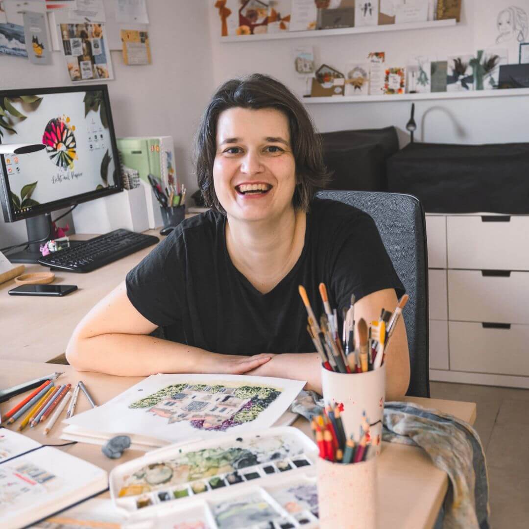 Das bin ich, Tina, der kreative Kopf hinter euren handgemachten Hochzeitseinladungen aus Dresden