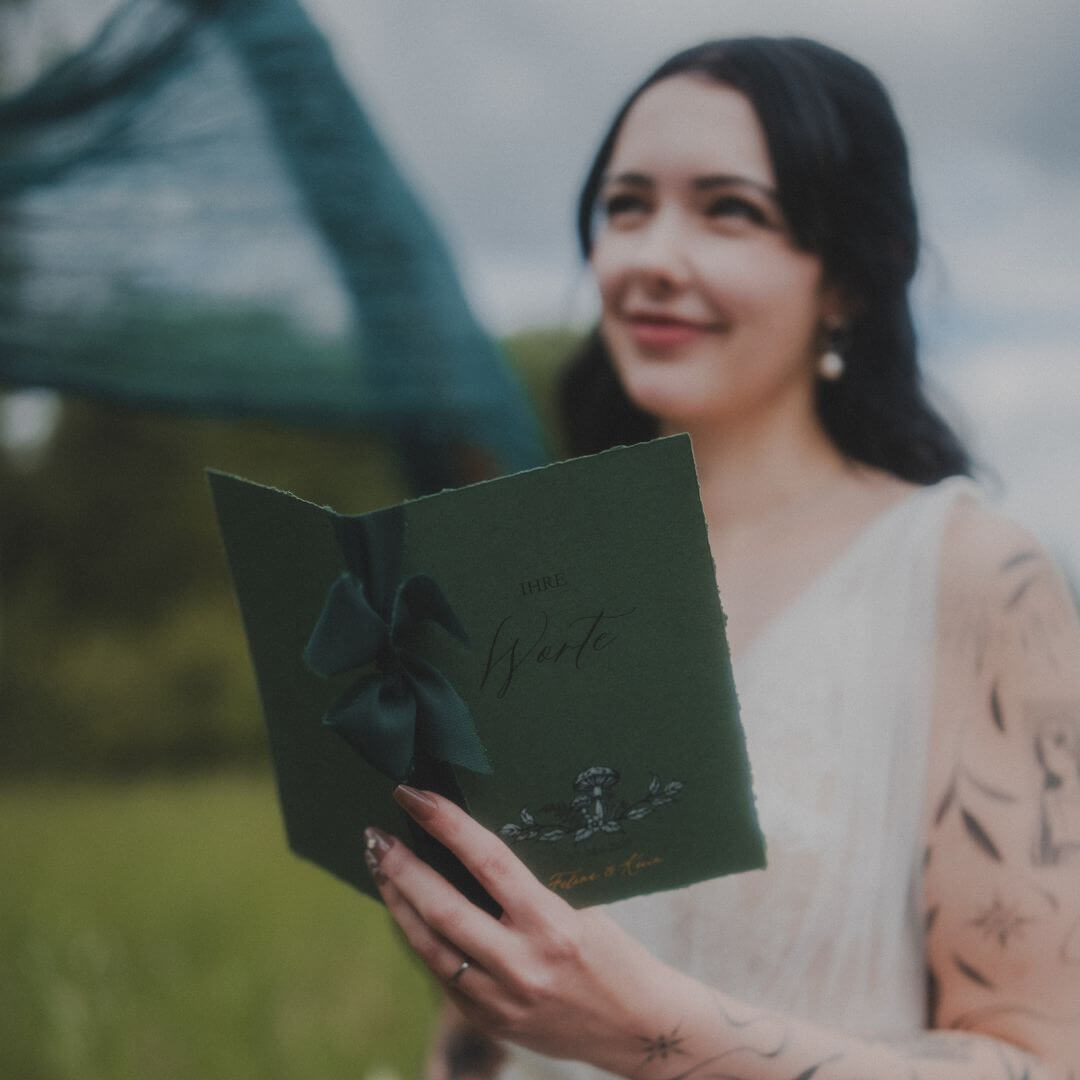 Ideen für Hochzeitseinladungen, Inspiration für eure Einladung zur Hochzeit, Gatefold-Einladung mit individueller Illustration der Location