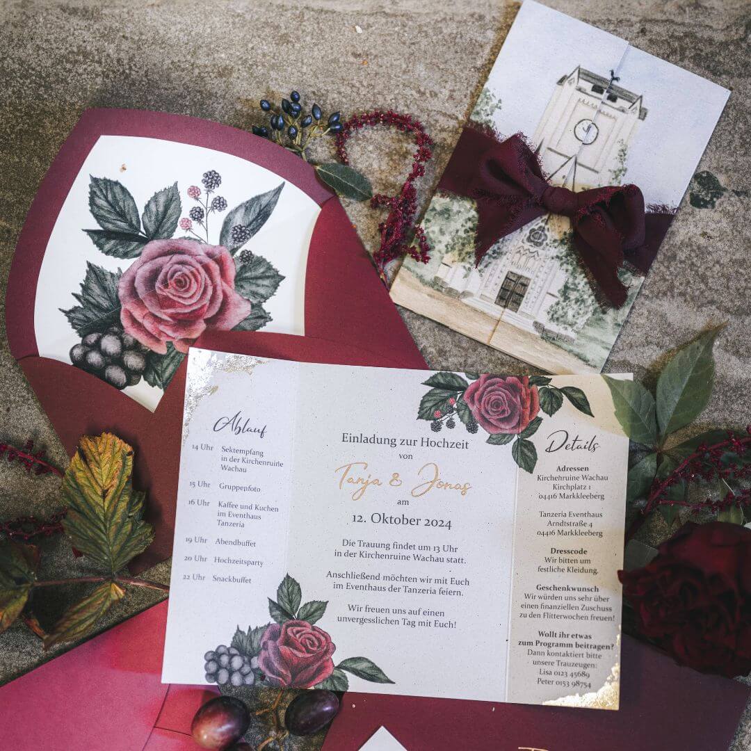 Menükarte für Hochzeit im Hochformat und Platzkarte mit handgemalter Illustration von Eukalyptus und Greenery auf gedecktem Tisch