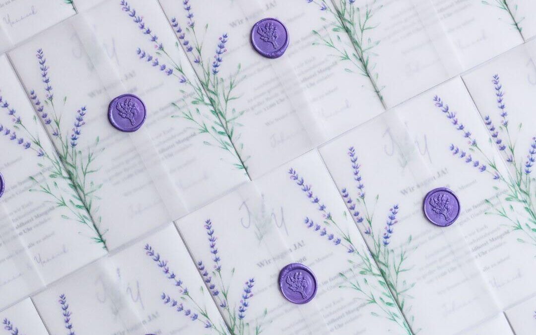 Hochzeitseinladung mit Transparentbanderole und Wachssiegel für Hochzeit mit Lavendel