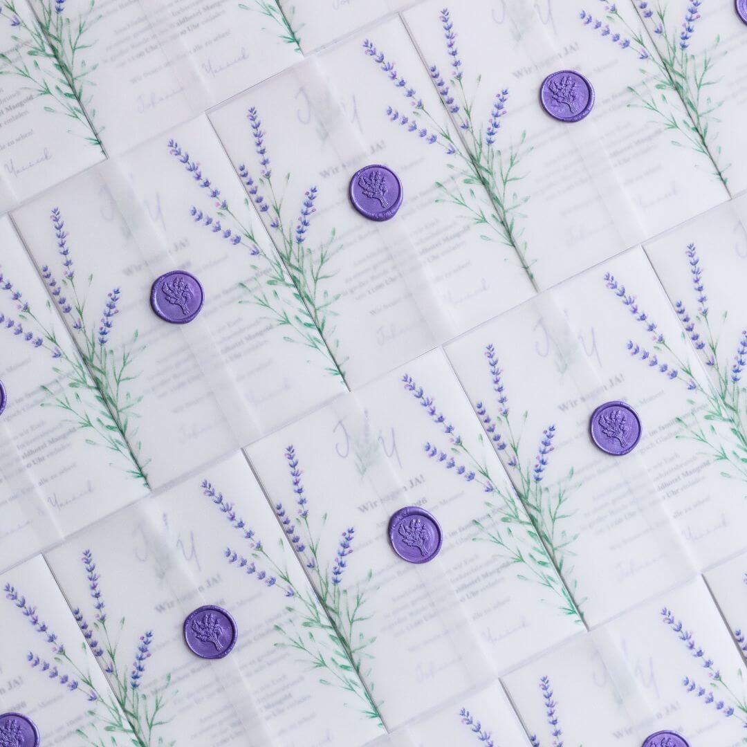 Hochzeit-Lavendel-Sommerhochzeit-hochzeitseinladung-lavendel Hochzeitseinladung mit Transparentbanderole und Wachssiegel für Hochzeit mit Lavendel