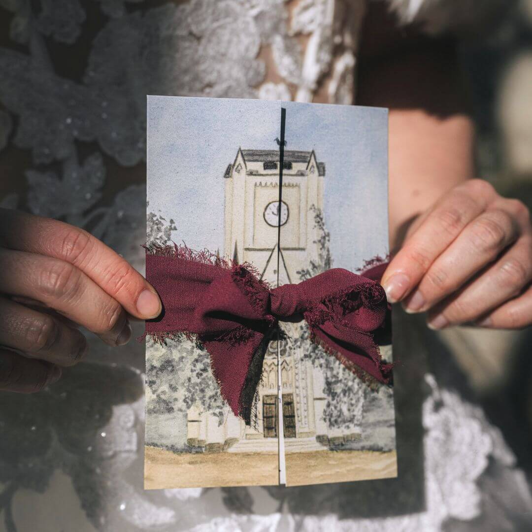 Location mit Traubogen, Kerzen und Efeu für eine Gothic Hochzeit im Wald