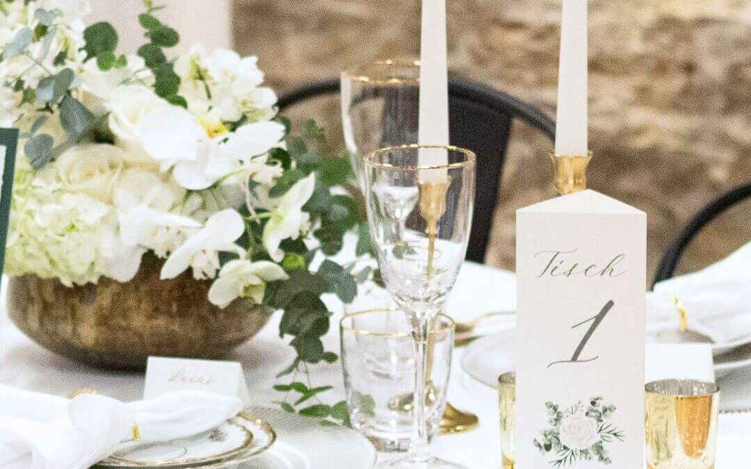 Menükarte und Tischnummer für Hochzeit mit Eukalyptus