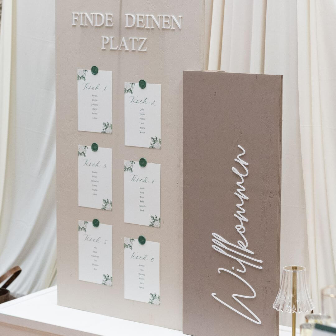 Sitzplan und Willkommensschild für Hochzeit mit Eukalyptus