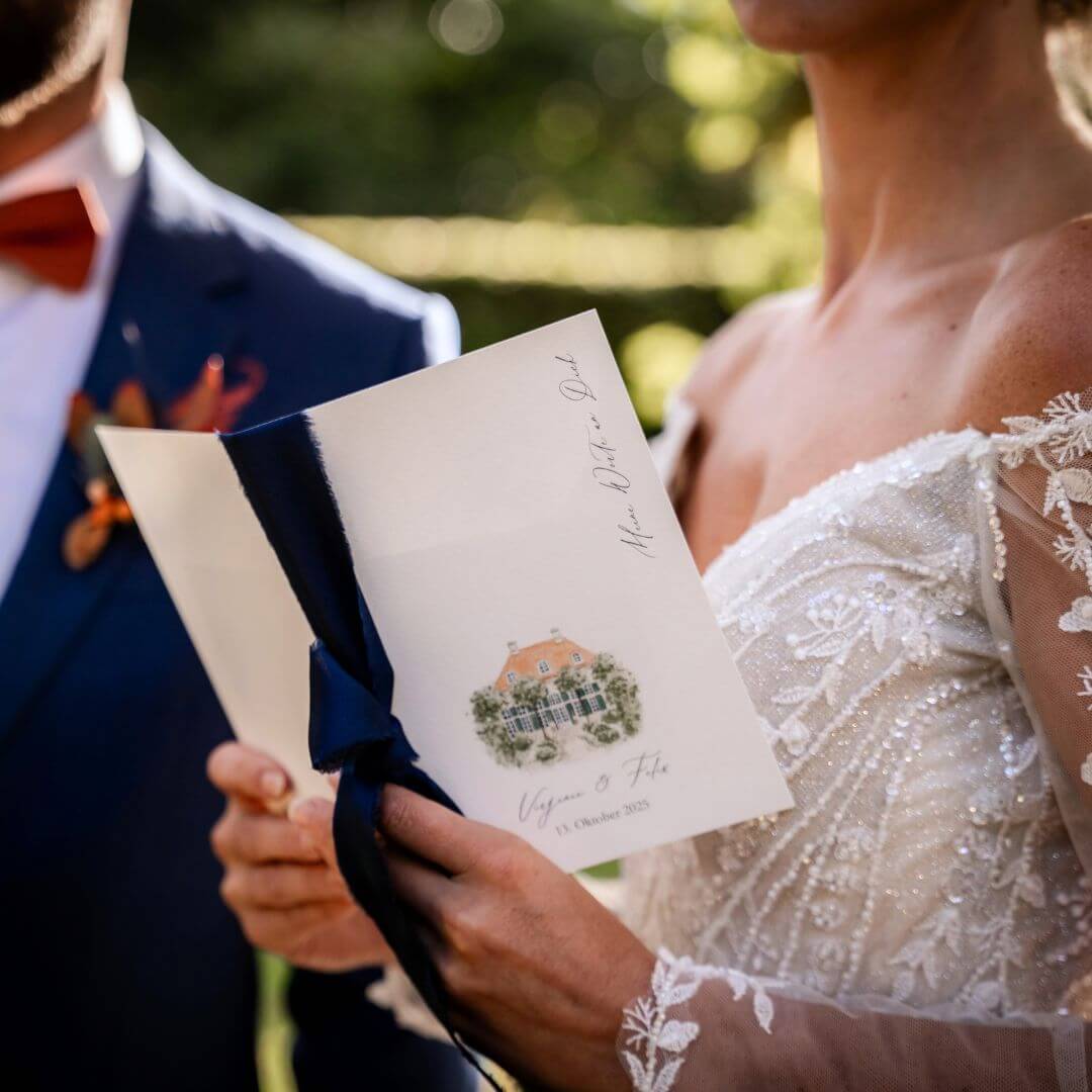 Ideen für Hochzeitseinladungen, Inspiration für eure Einladung zur Hochzeit, Gatefold-Einladung mit individueller Illustration der Location