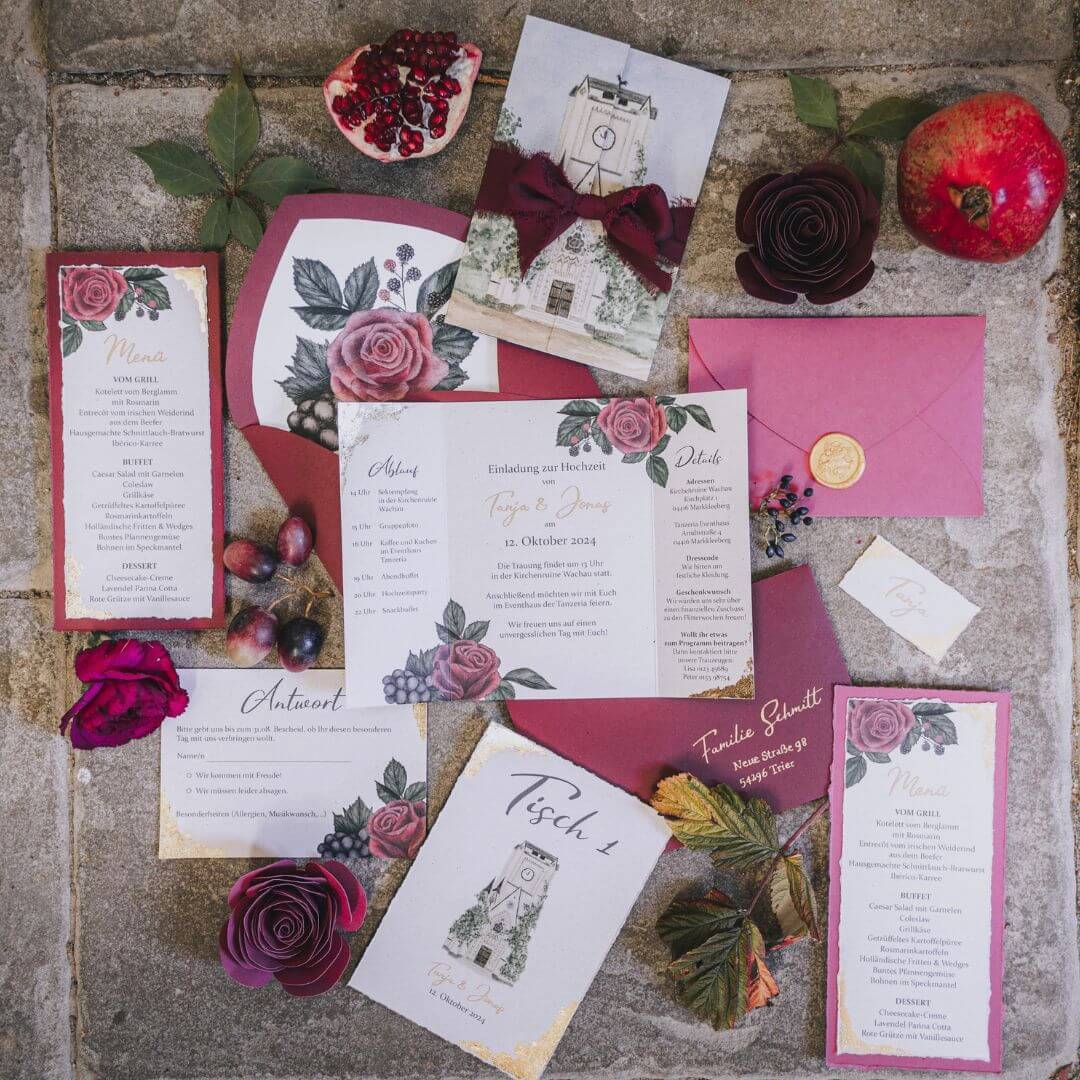 Ideen für Hochzeitseinladungen, Inspiration für eure Einladung zur Hochzeit, Gatefold-Einladung mit individueller Illustration der Location