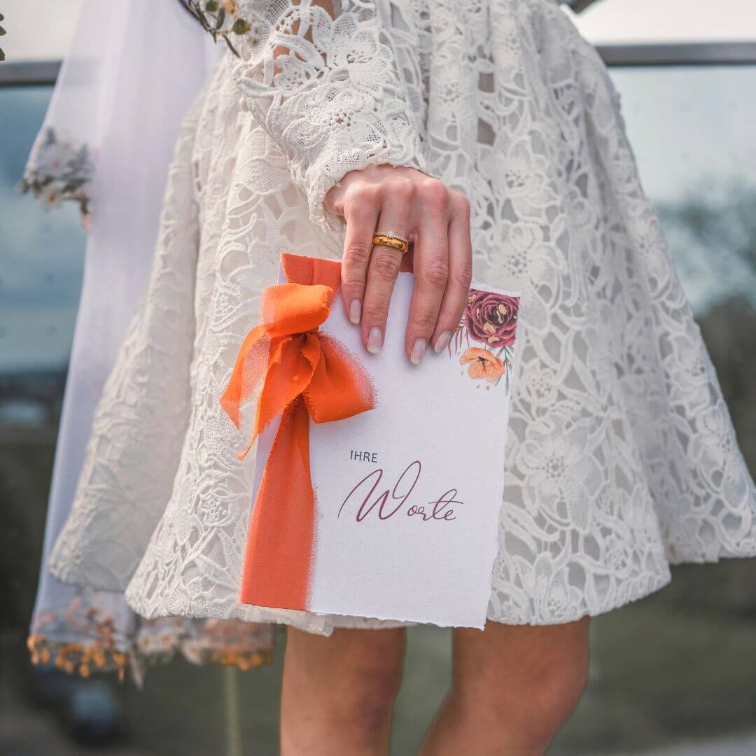 Ideen für Hochzeitseinladungen, Inspiration für eure Einladung zur Hochzeit, Gatefold-Einladung mit individueller Illustration der Location